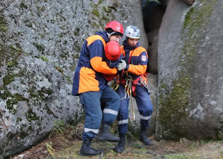 Красноярские спасатели помогли мужчине с инсультом на «Столбах»