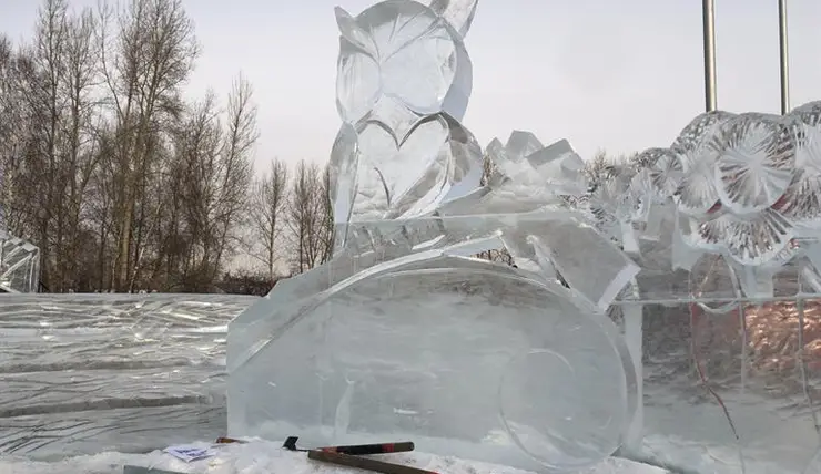 В Красноярске в Татышев-парке начали строить ледовый городок