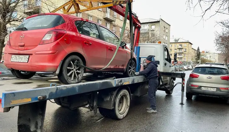 В центре Красноярска продолжают эвакуировать автомобили