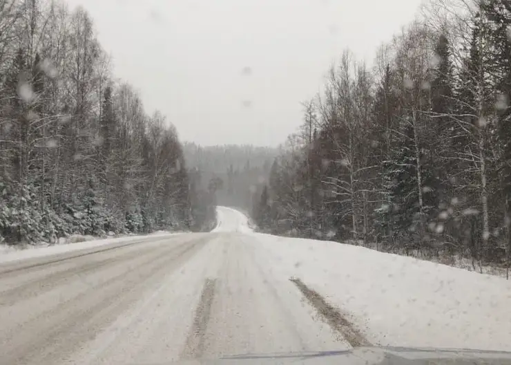 Водителей Красноярского края предупреждают об опасности на заснеженных загородных трассах