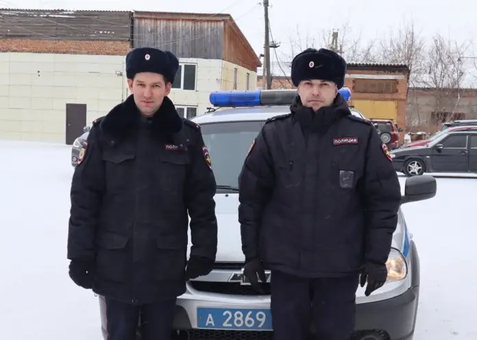 Емельяновские полицейские помогли на трассе застрявшему красноярцу