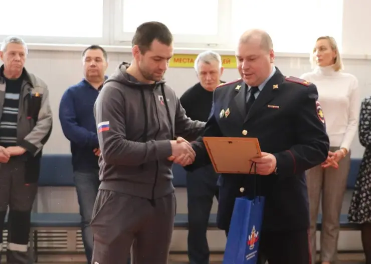 В Красноярске полицейские поблагодарили тренера за спасение женщины на Коммунальном мосту