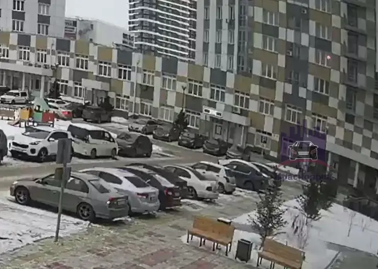 В Красноярске женщина выпала из окна дома на улице Октябрьской