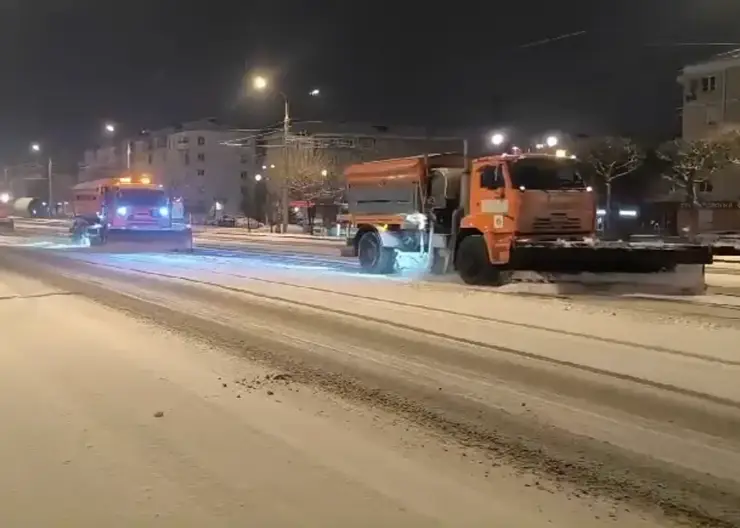 В Красноярске дорожники убирают улицы после сильного снегопада