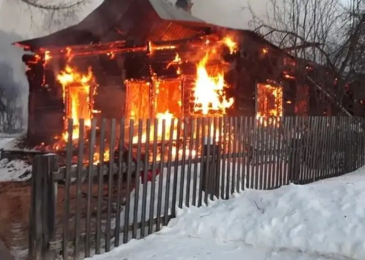 В Красноярском крае полностью сгорел деревянный дом культуры