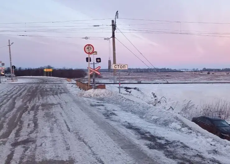 В Красноярском крае автомобиль пытался проехать перед поездом и попал в ДТП