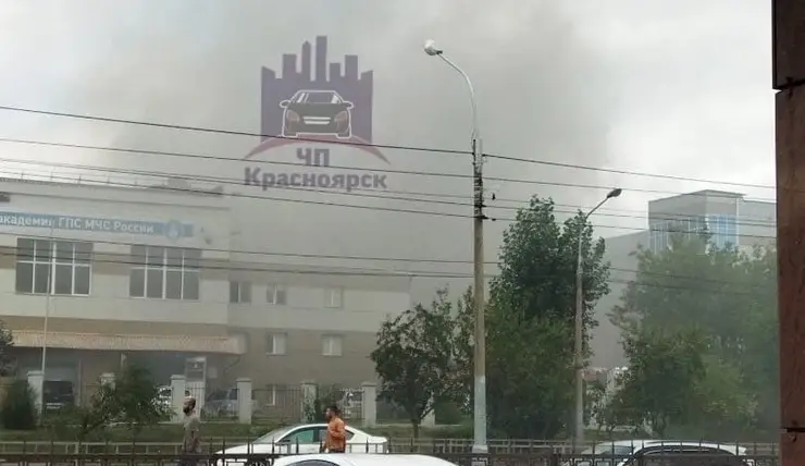 В Красноярске на Свердловской загорелся магазин «Мега Ткани»