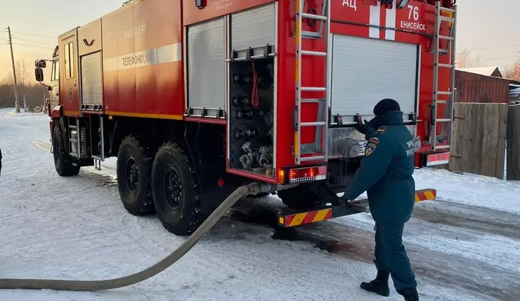 В Красноярском крае в пожаре в нежилом здании погибла женщина