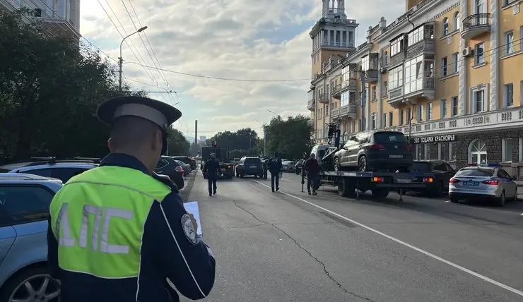 Полицейские массово эвакуируют автомобили нарушителей в центре Красноярска