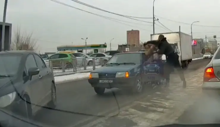 В Красноярске двое водителей устроили разборки посреди дороги