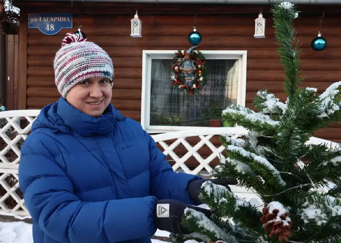 Красота начинается с шишек. Наталья Косогорова из Покровки выносит праздник за пределы своего дома