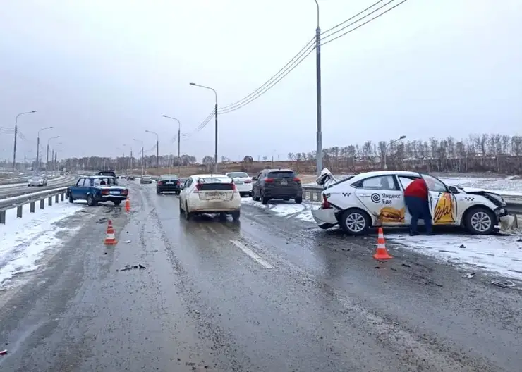 Под Красноярском на трассе произошло массовое ДТП