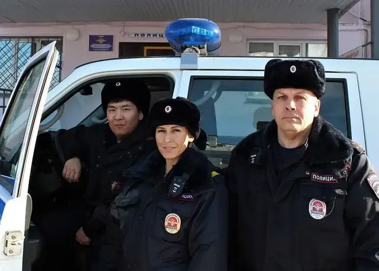 В Железногорске полицейские спасли бабушку из запертой квартиры