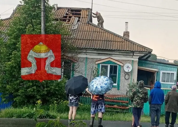 В Назаровском районе молния пробила крышу частного дома