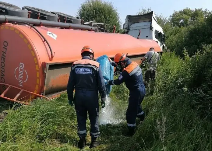 В Красноярском крае на трассе перевернулся бензовоз