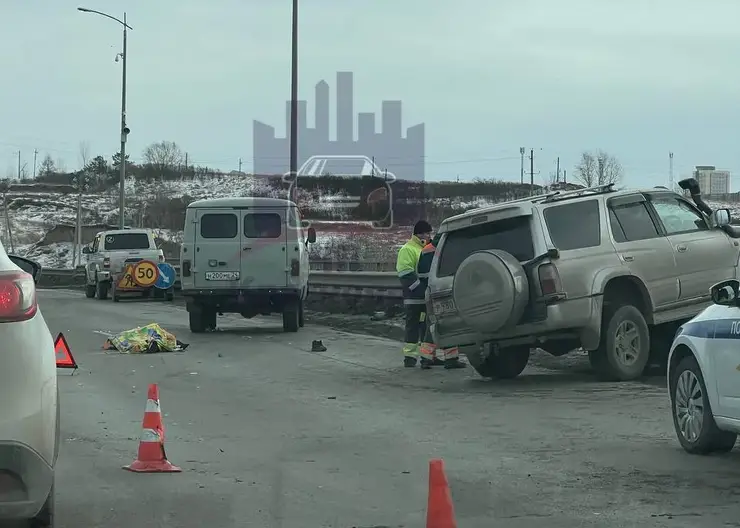 В Красноярске автомобиль насмерть сбил дорожного рабочего на Северном шоссе