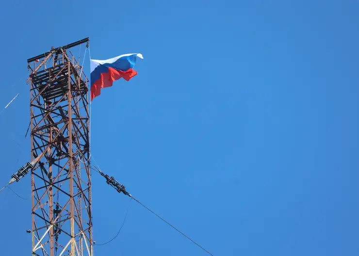 На телебашню на Попова вогрузили флаг страны