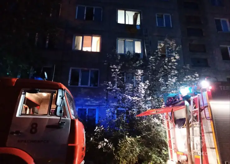 Более 150 человек эвакуировали из-за ночного пожара на 26 Бакинских Комиссаров в Красноярске