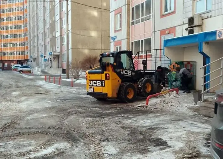 В Красноярске для борьбы с сосульками водостоки оснащают подогревом