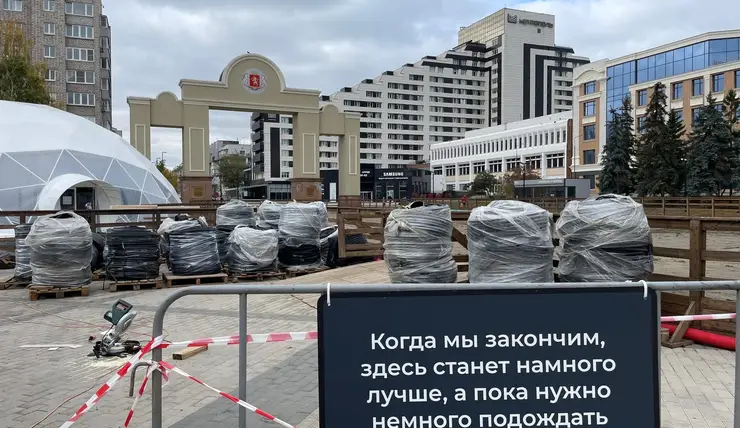 В Красноярске на площади Мира готовятся к заливке катка