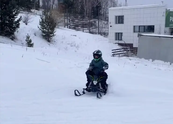 В Красноярске в «Бобровом логу» открылся прокат снегоходов для детей