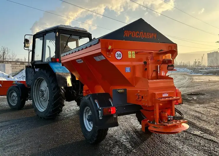 САТП Красноярска закупило 3 тракторных прицепа для борьбы со льдом
