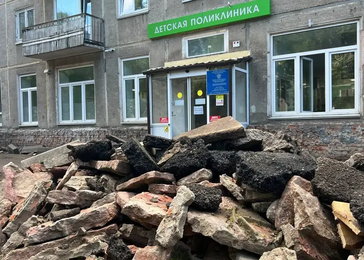 В Красноярске рядом с поликлиникой на 60 лет Октября расширят парковку