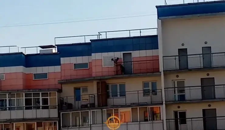 В красноярском Солнечном двое детей гуляли по козырьку 17-го этажа