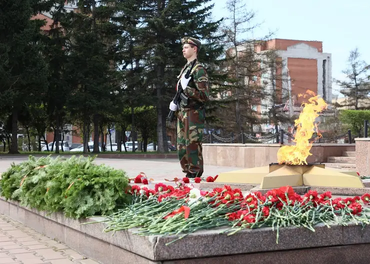 Житель Красноярска пойдет под суд за сожжение цветов и газет в Вечном огне
