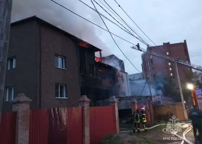 В Красноярске на улице Матвеева загорелся частный дом