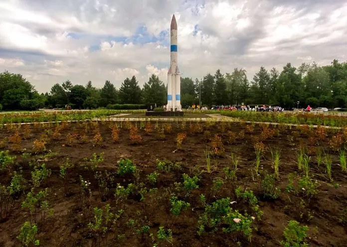 В сквере Космонавтов разбили новую клумбу площадью 19 соток