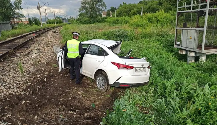 В Красноярске на Свердловской столкнулись электричка и Hyundai Solaris