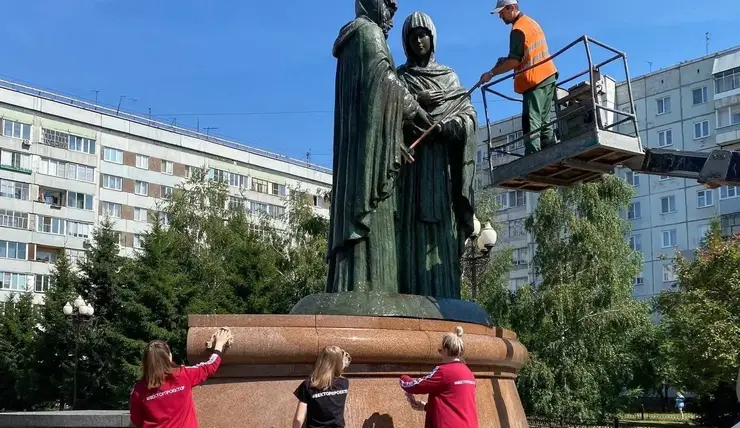 В Красноярске помыли памятник Петру и Февронии в преддверии праздника