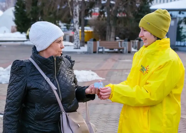 Подростки из трудового отряда поздравят жительниц Красноярска с 8 Марта