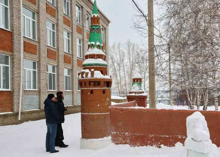 Миниатюрный Кремль из Тасеева вошел в энциклопедию необычных арт-объектов России