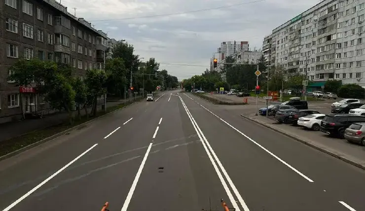 В Красноярске разметку на дорогах наносят вручную и на разметочных машинах