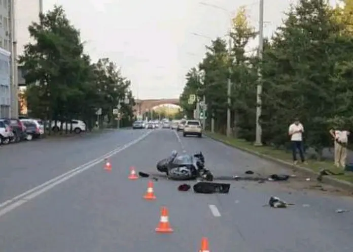 В центре Красноярска разбился мотоциклист – он врезался в фонарный столб на полной скорости
