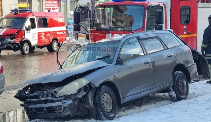 В центре Красноярска в ДТП с пожарной машиной пострадали 4 человека