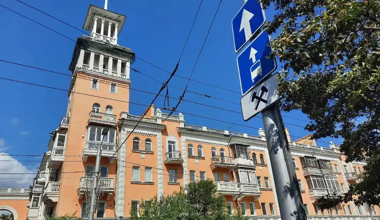 В Красноярске для предупреждения ЧС обследуют исторический дом со шпилем на Карла Маркса