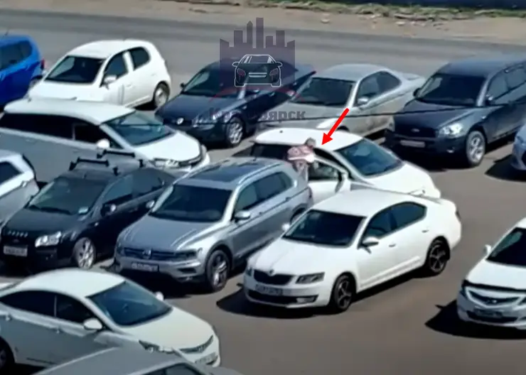 В Красноярске на Подзолкова мужчина ударил подрезавшую его автомобилистку
