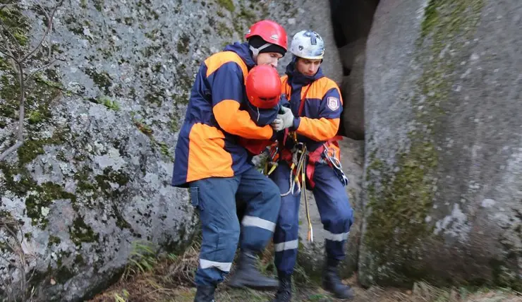 Красноярские спасатели помогли мужчине с инсультом на «Столбах»