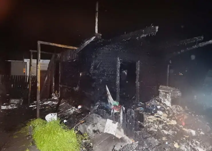 В Красноярске при пожаре в частном доме погибли два человека