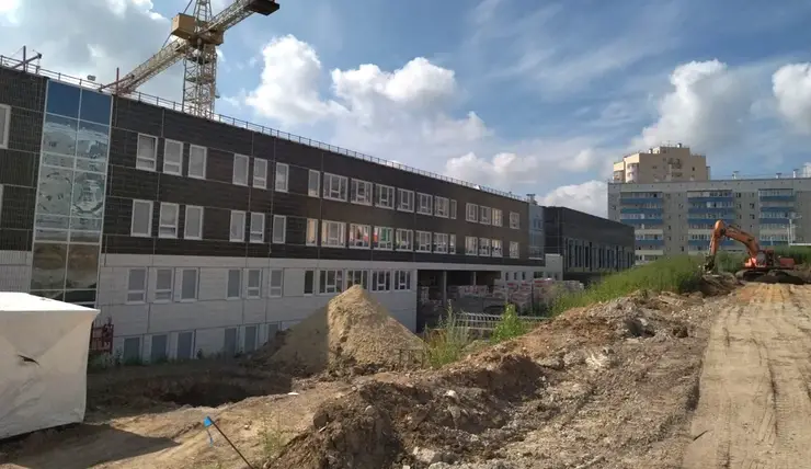 В красноярском Солнечном в строящейся школе уже вставляют окна