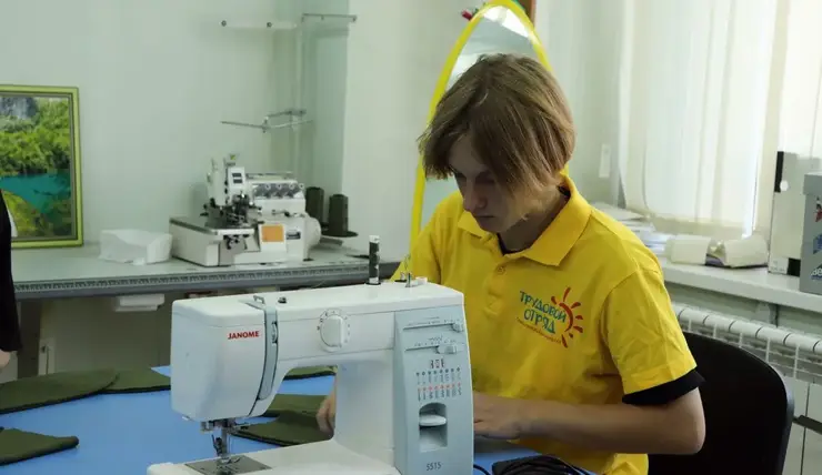 В Красноярске швейной бригаде ТОГГ подарили оверлок