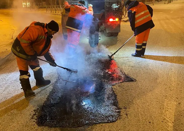 В Красноярске зимой по специальной технологии убирают ямы на дорогах