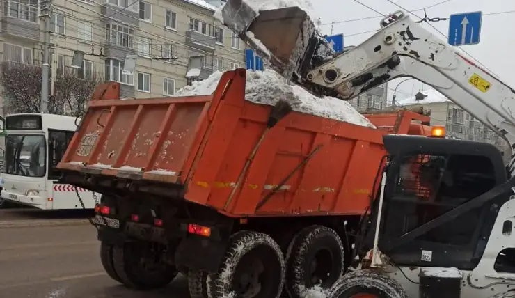 Более 42 тысяч кубометров снега вывезли с улиц Красноярска за выходные