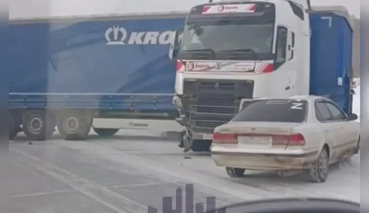 На трассе в Красноярском крае столкнулись три автомобиля