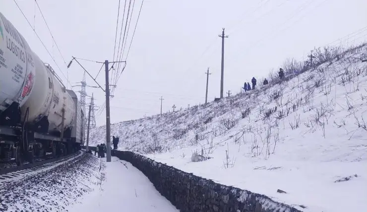 В Красноярске мужчине стало плохо на железнодорожных путях