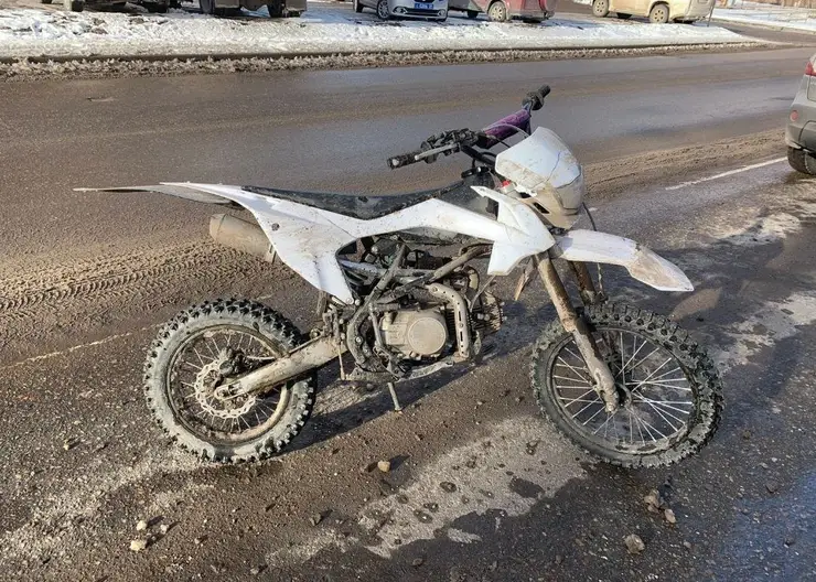 В Красноярске 16-летний мотоциклист без прав устроил аварию на улице Елены Стасовой