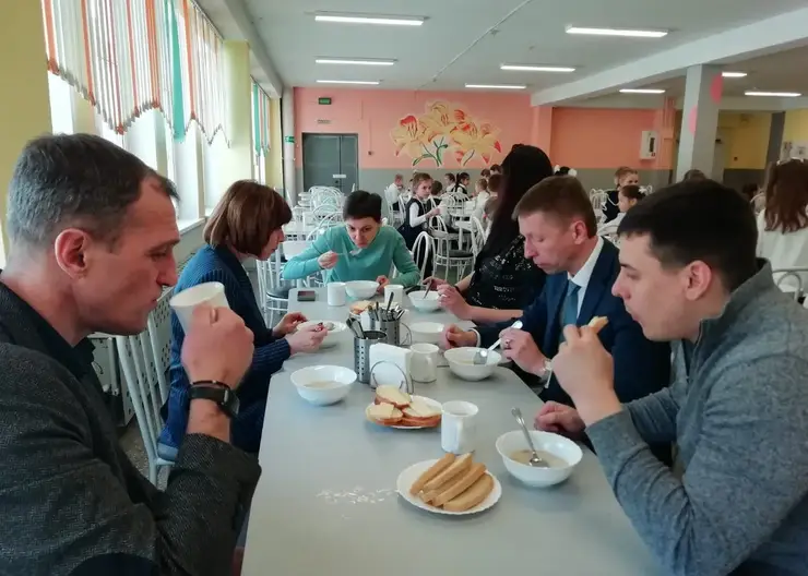 В Красноярске родители проверили качество питания в столовой школы № 91
